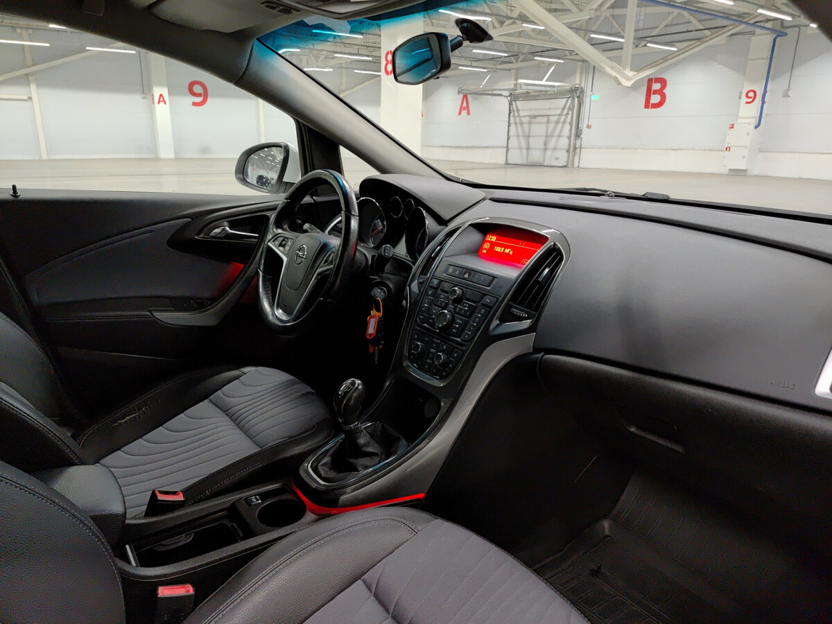 Opel Astra J Рестайлинг, 2013 Фото №11