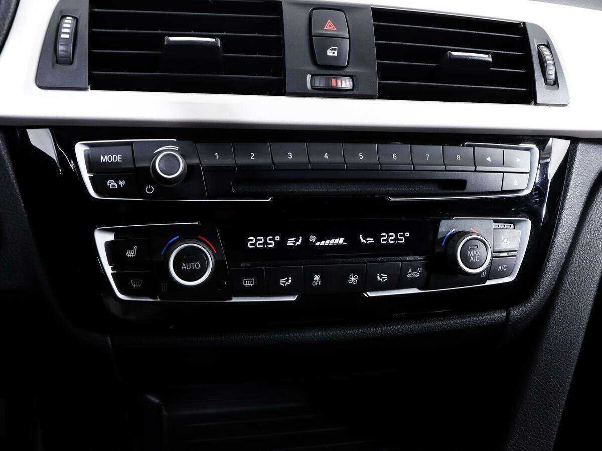 BMW 3 серии 318i, 2015 Фото №17