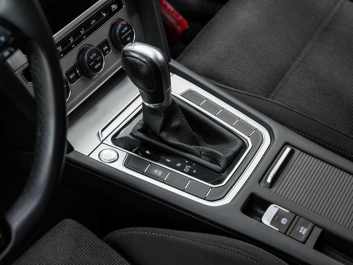 Volkswagen Passat, 2018 Фото №16