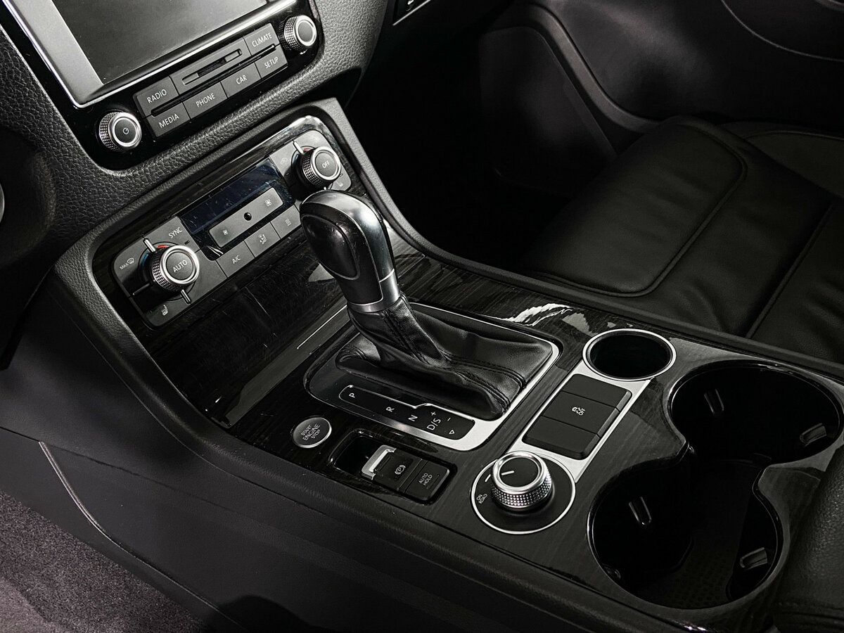 Volkswagen Touareg II Рестайлинг, 2015 Фото №15